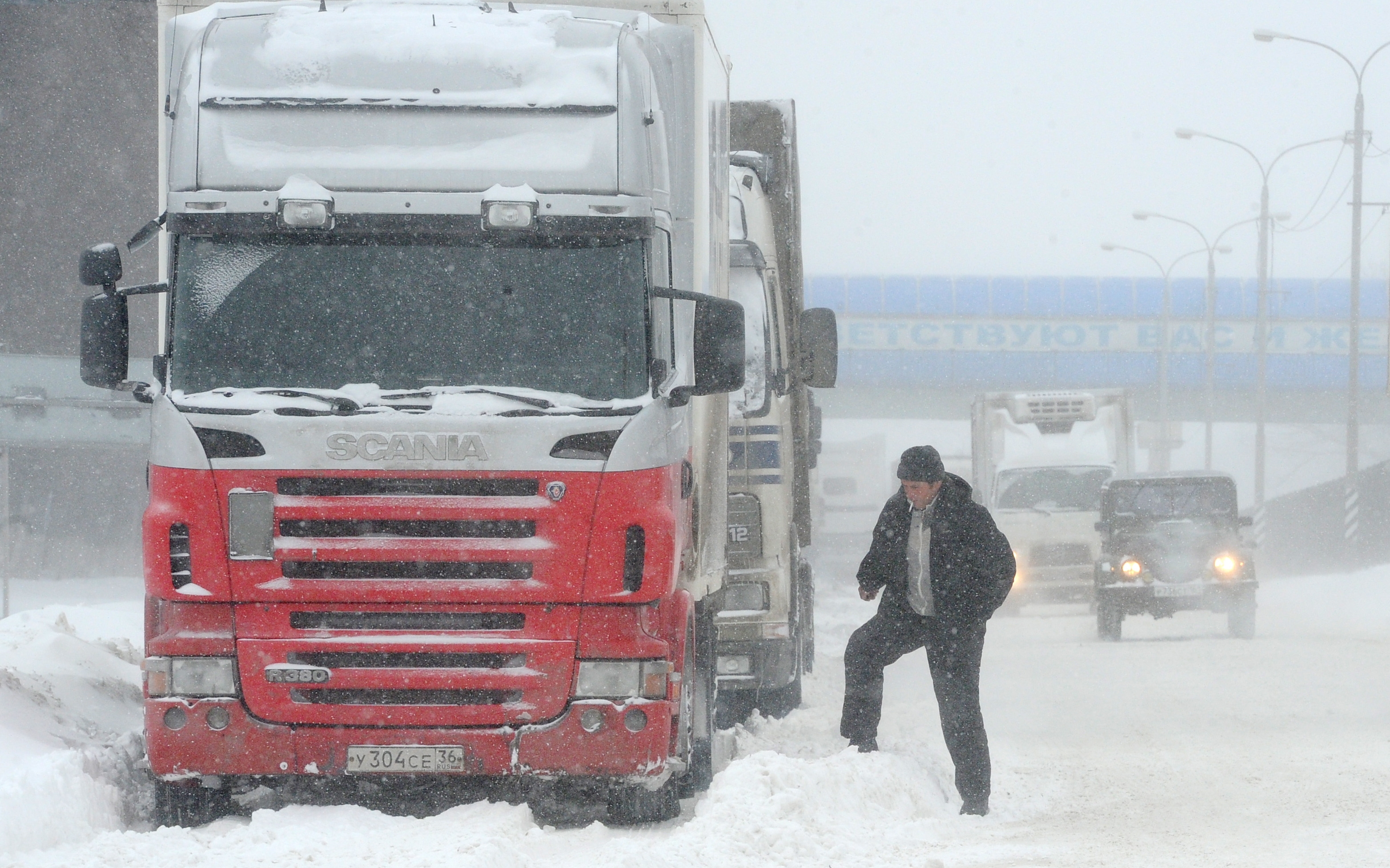 Власти предложили запретить грузовикам въезжать в Москву в снегопад