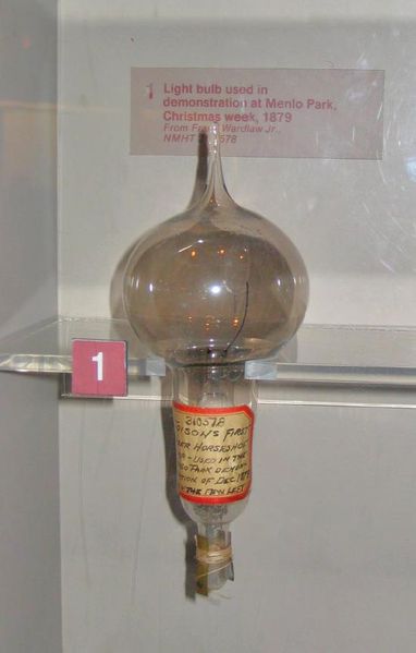 Именно эту лампочку Эдисон использовал при демонстрации в лаборатории Менло-Парк