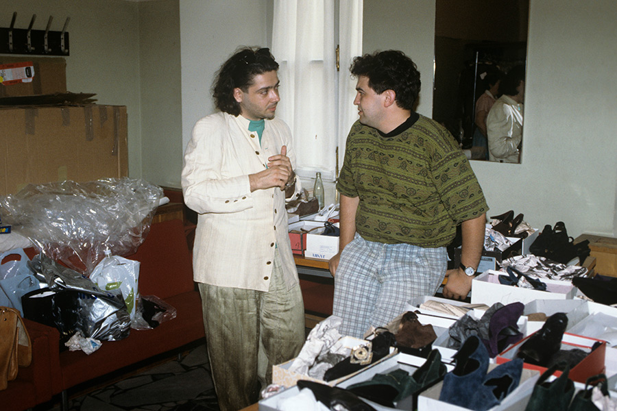 Валентин Юдашкин с одним из своих коммерческих директоров во время подбора обуви для демонстрации моделей одежды, 1992 г.