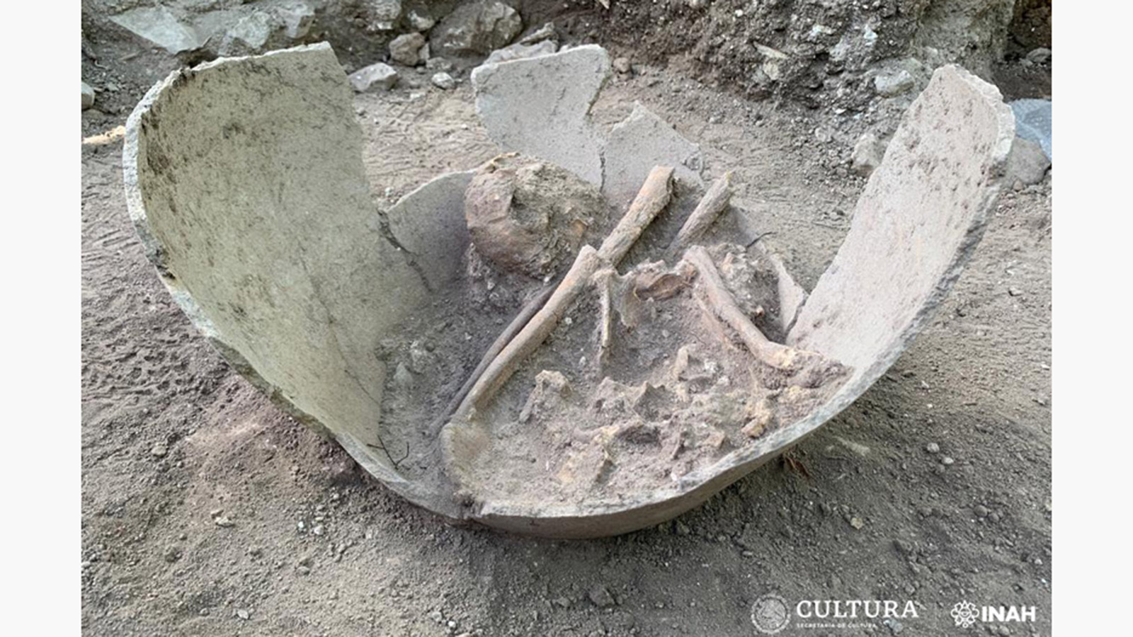 <p>Нефритовое кольцо и останки, обнаруженные в Эль-Тигре</p>