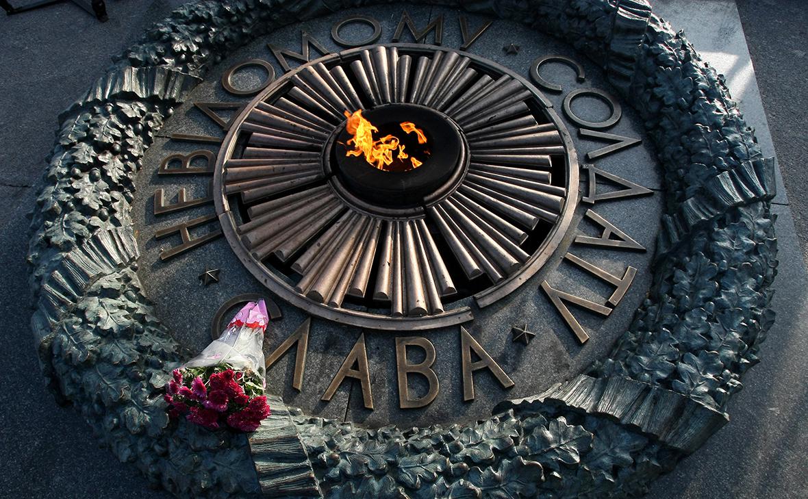 Жители Киева в день Победы принесли цветы к Вечному огню