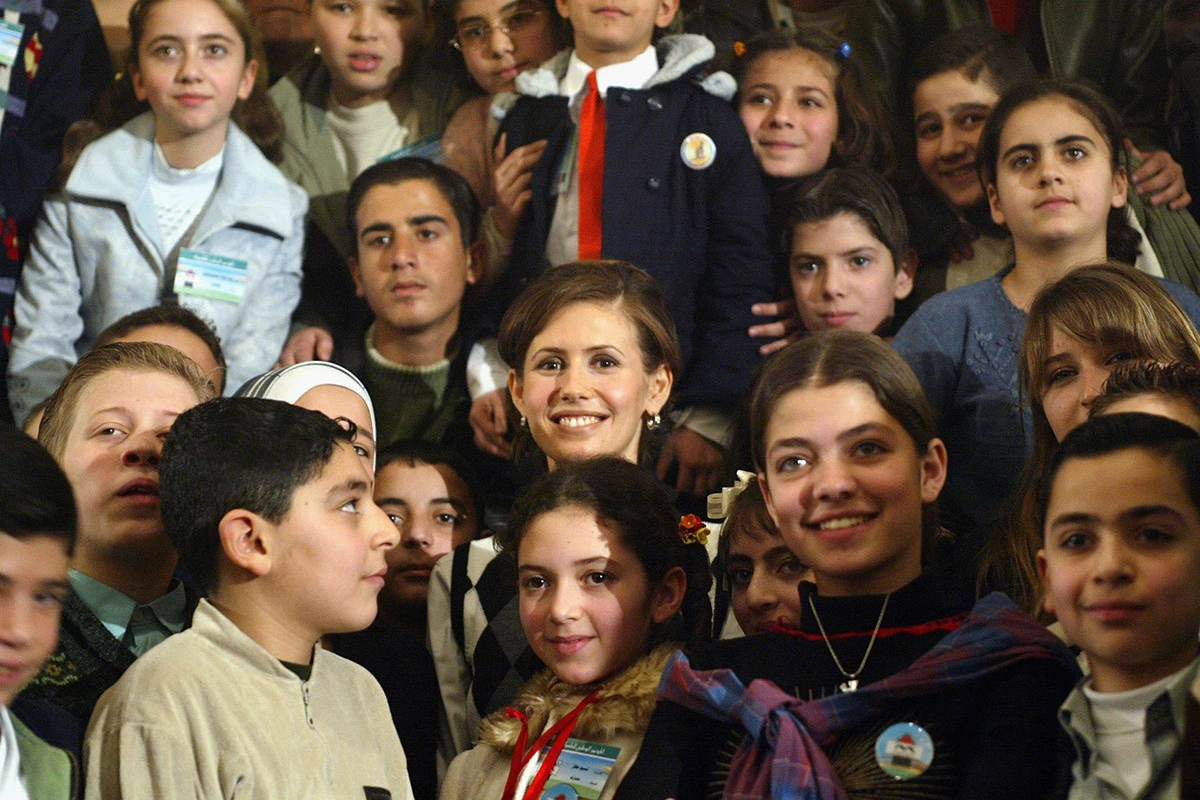 <p>Асма Асад (в центре) на первой Национальной конференции по проблемам детей, 9 февраля 2004 года в Алеппо на севере Сирии</p>