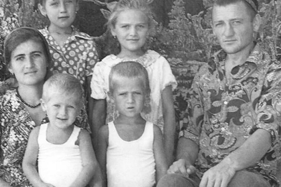 Рамзан Кадыров (слева в первом ряду) с семьей