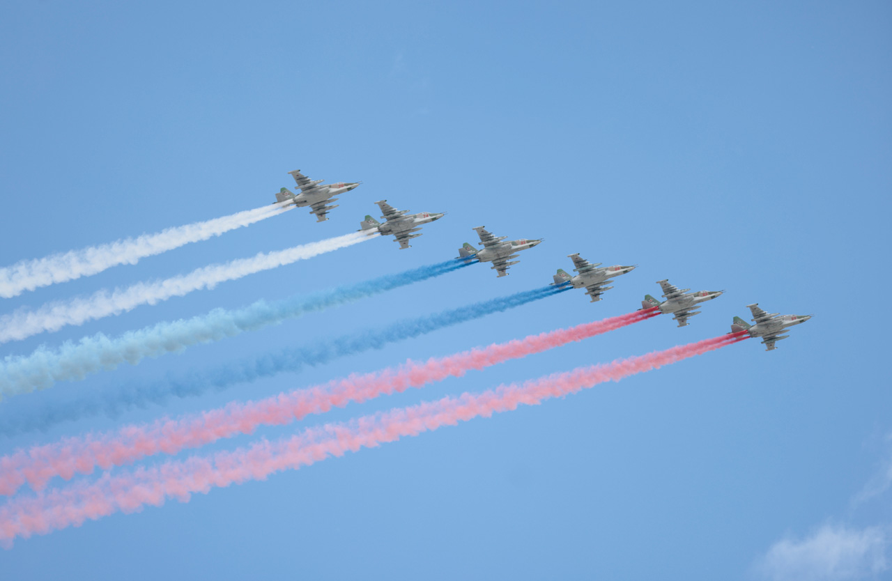 После этого штурмовики на истребителях Су-25 окрасили небо в цвет российского флага.