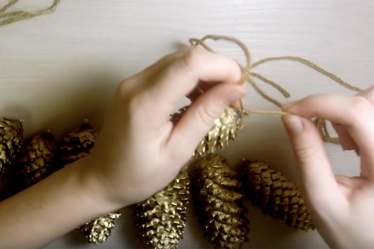 Как собрать новогоднюю гирлянду из шишек