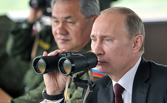 Президент России Владимир Путин (справа) и министр обороны РФ Сергей Шойгу наблюдают за маневрами военных учений. Архивное фото