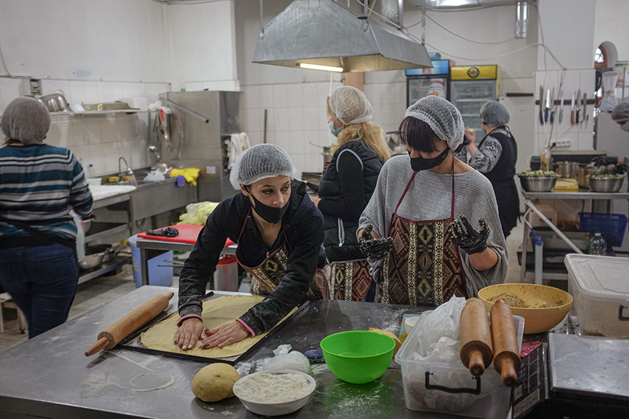 Уехавшие из Карабаха женщины готовят &laquo;женгялов хац&raquo; на продажу