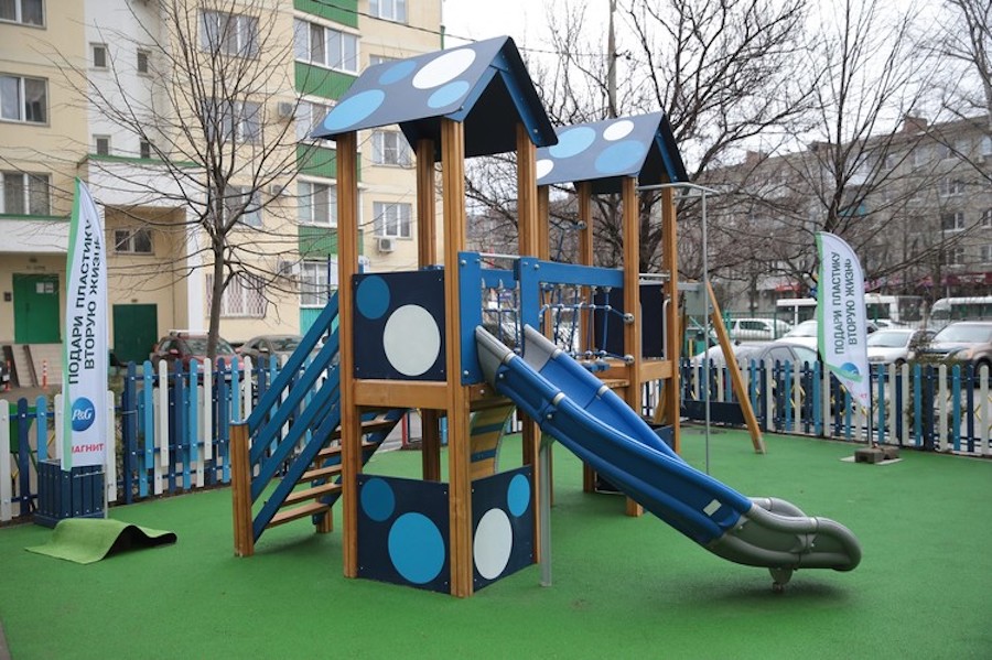 Детская площадка из вторсырья в Краснодаре