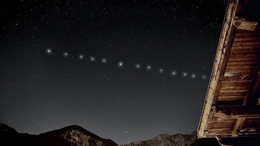 Спутники связи Starlink в ночном небе