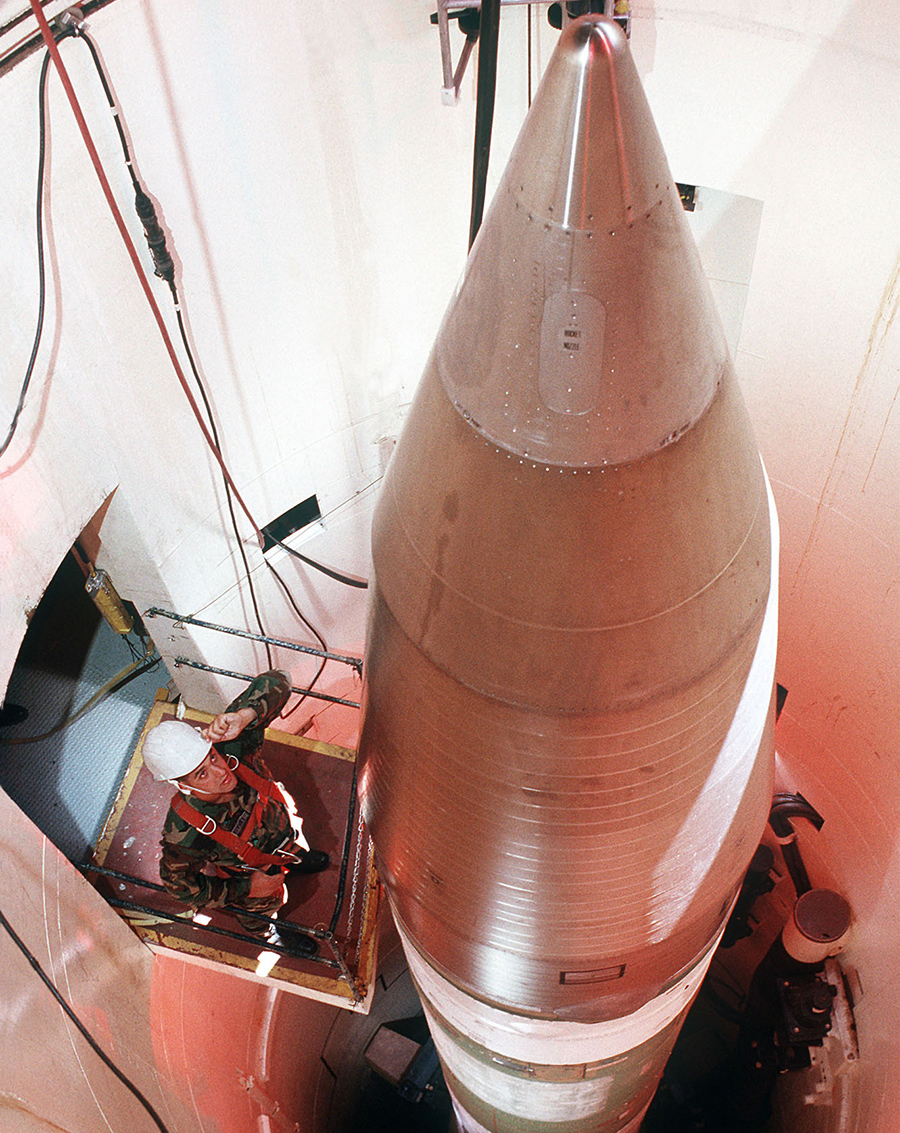 Межконтинентальную баллистическую ракету Minuteman с конца 1950-х годов разрабатывает корпорация Boeing. Находится на американском вооружении с 1960-х годов. Состоит из трех маршевых ступеней (запускают и разгоняют ракету), боевой ступени и разделяющейся головной части с блоками индивидуального наведения