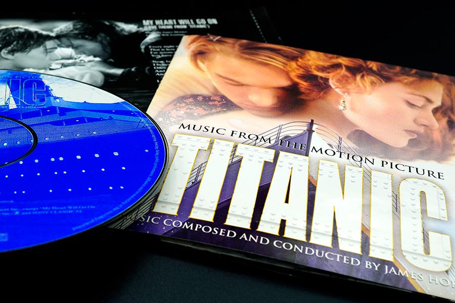 Компакт-диск с саундтреками к фильму Джеймса Кэмерона &laquo;Титаник&raquo;.