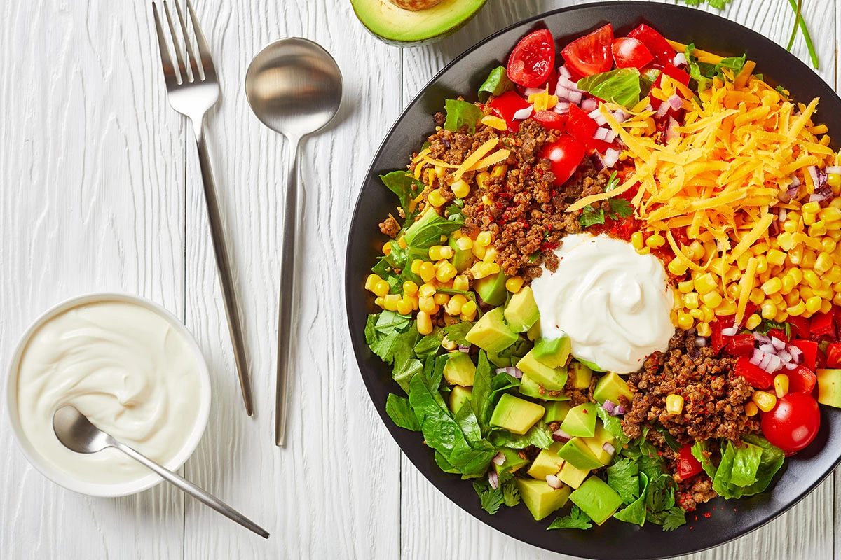 Теплый салат с авокадо и говяжьим фаршем