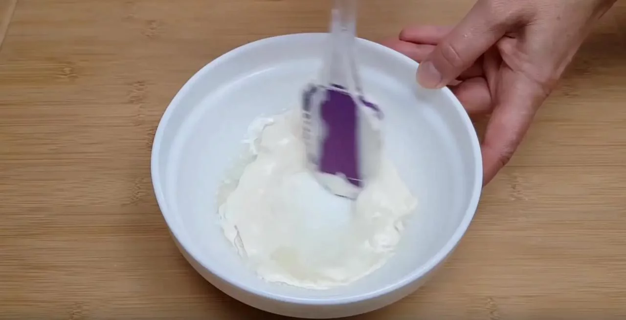 Взбейте молоко с маслом и тестом