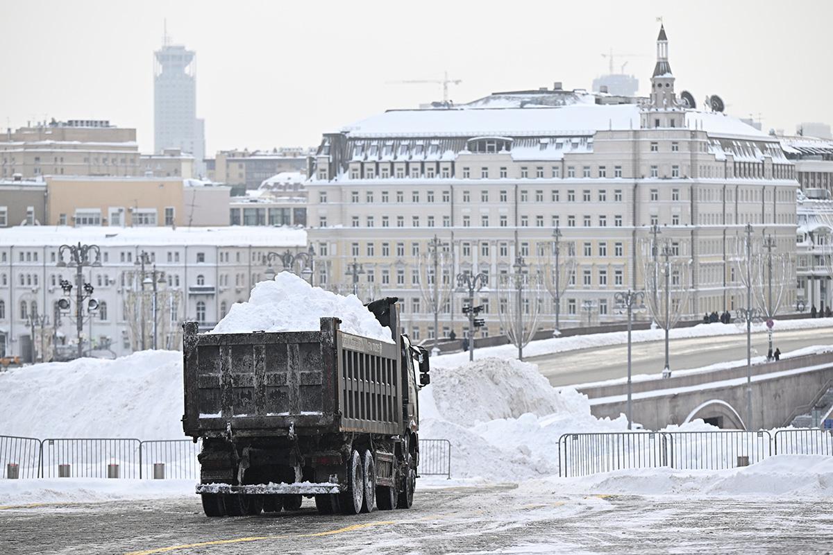 После циклона «Валли» работы по уборке снега в столице идут в круглосуточном режиме, 20 февраля 2026 года