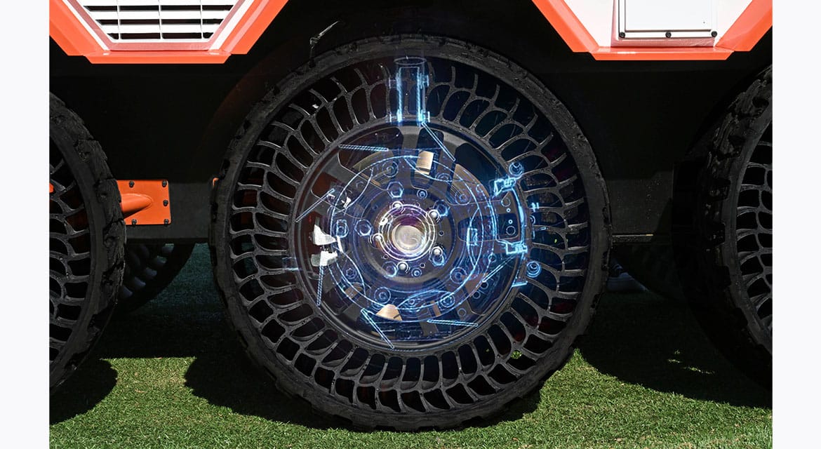 Колеса робота оснащены электродвигателями. Тепловизоры позволяют ему ориентироваться в дыму