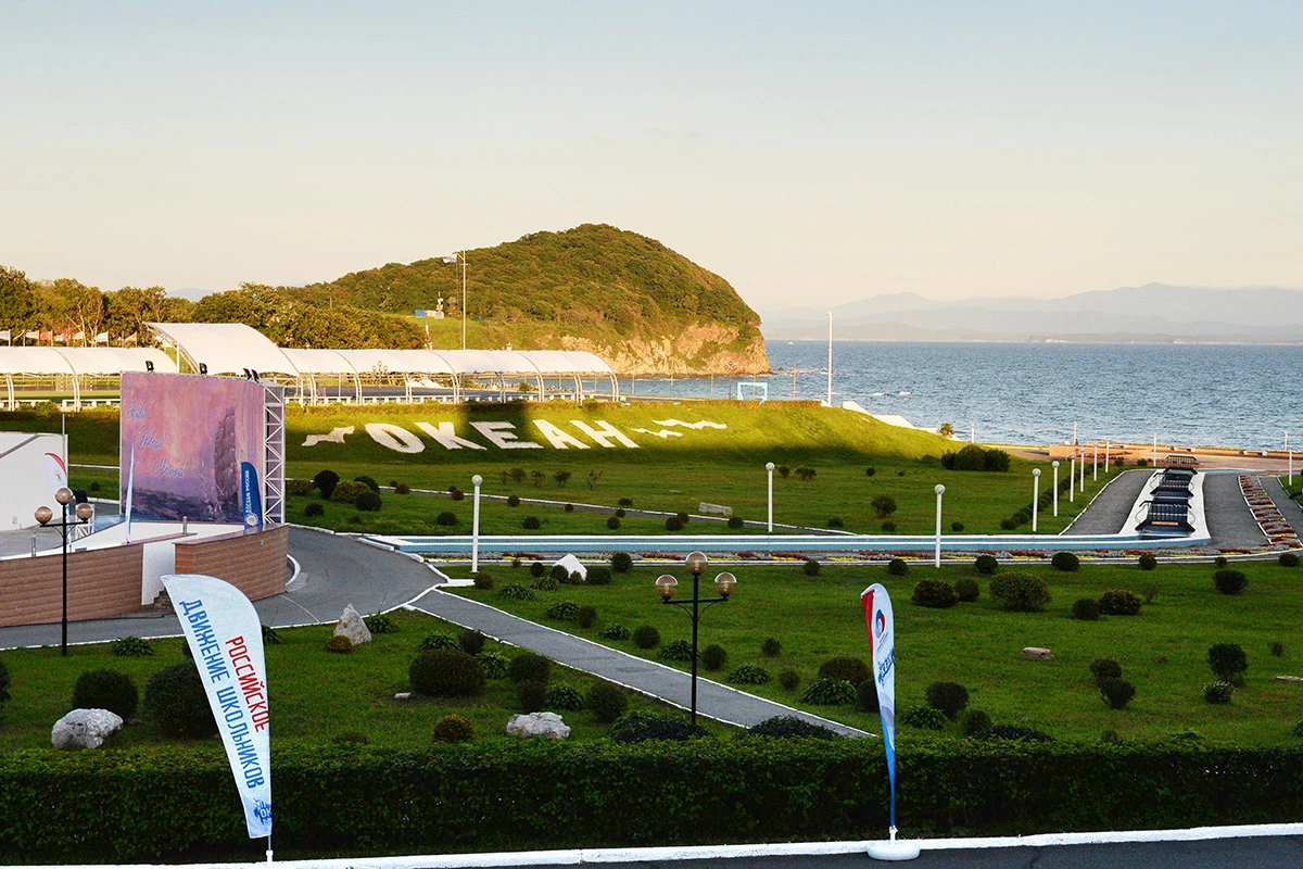 «Океан» принимает детей на берегу Японского моря