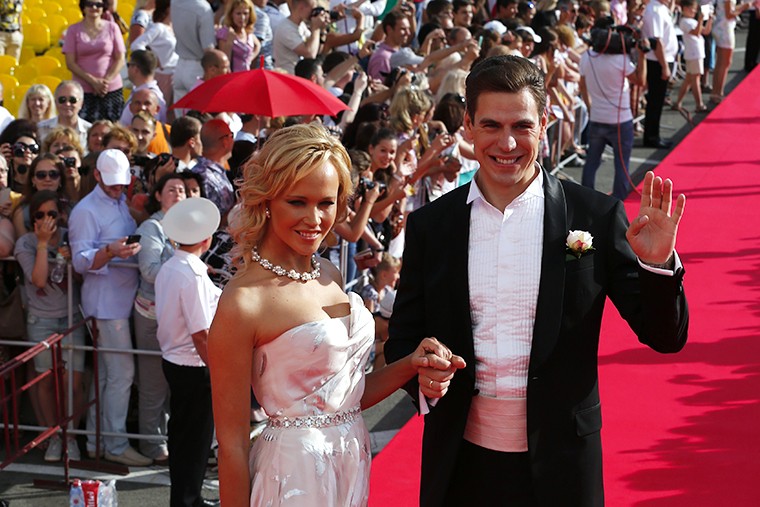 Актер Дмитрий Дюжев с супругой Татьяной во время церемонии закрытия "Кинотавра".
