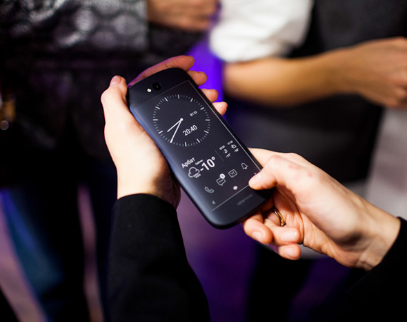 В Москве презентовали YotaPhone 2 с двумя дисплеями со стабильной ценой
