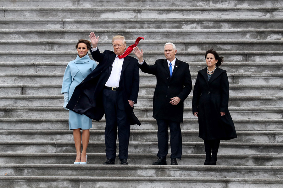 День&nbsp;1-й. Мелания Трамп, Дональд Трамп, вице-президент Майкл Пенс с&nbsp;женой Карен во&nbsp;время инаугурации


