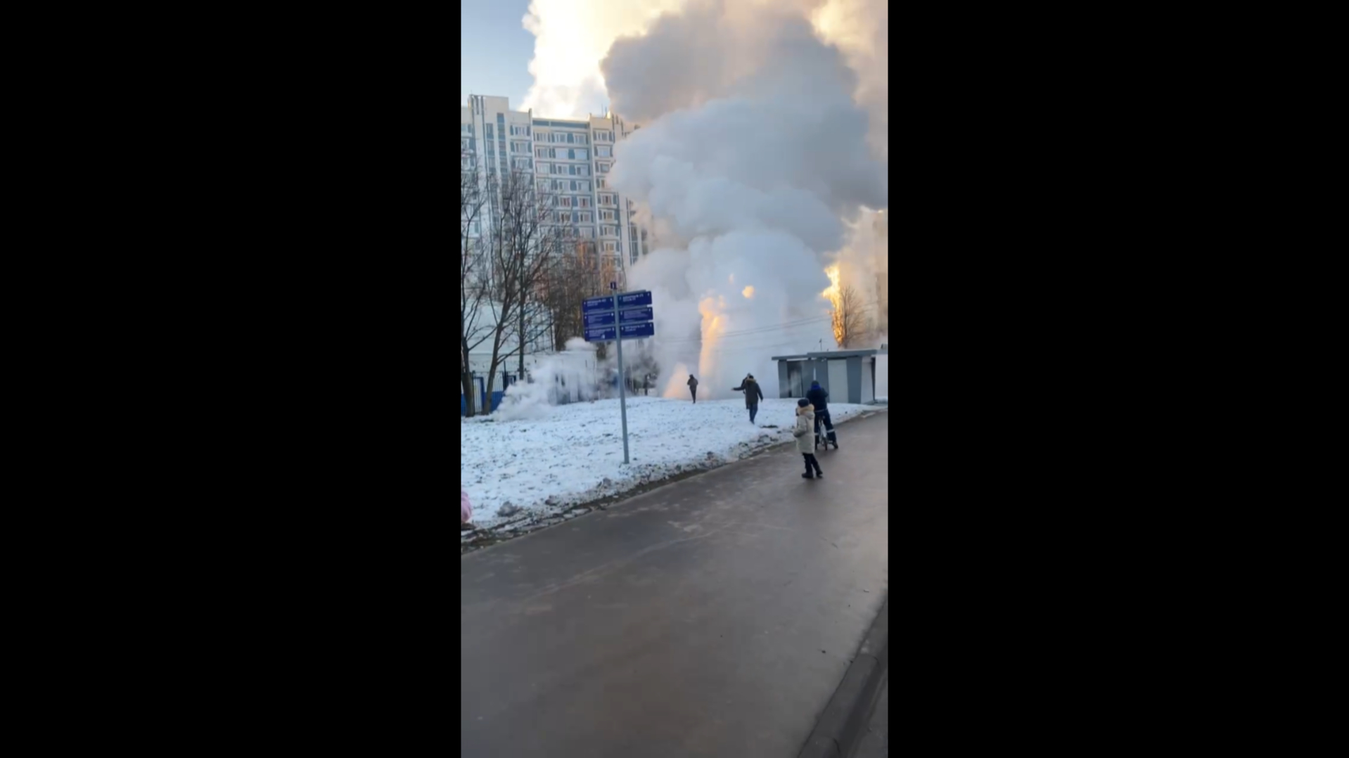 На юге Москвы на месте прорыва трубы образовался фонтан из горячей воды