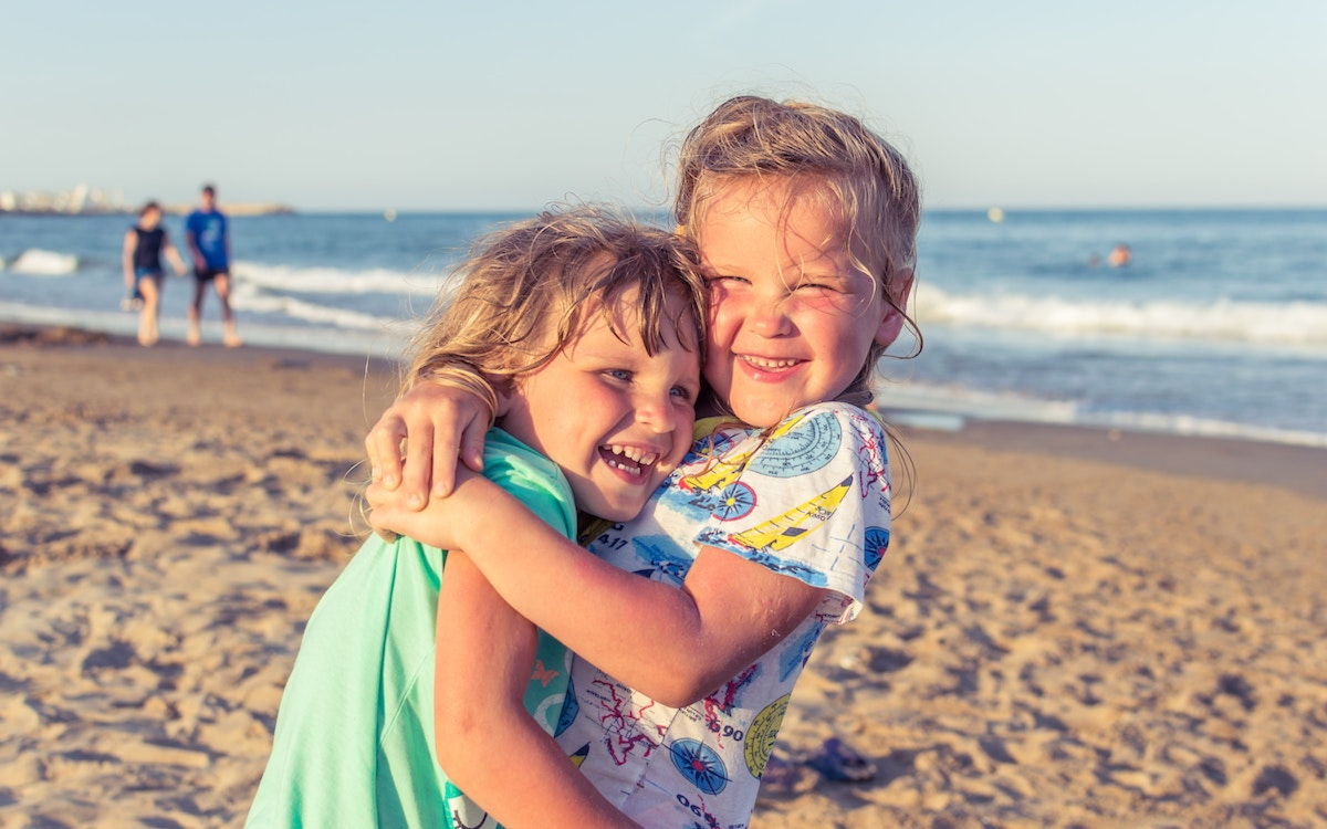 Необъятные страдания: как дефицит «обнимашек» ведет к одиночеству