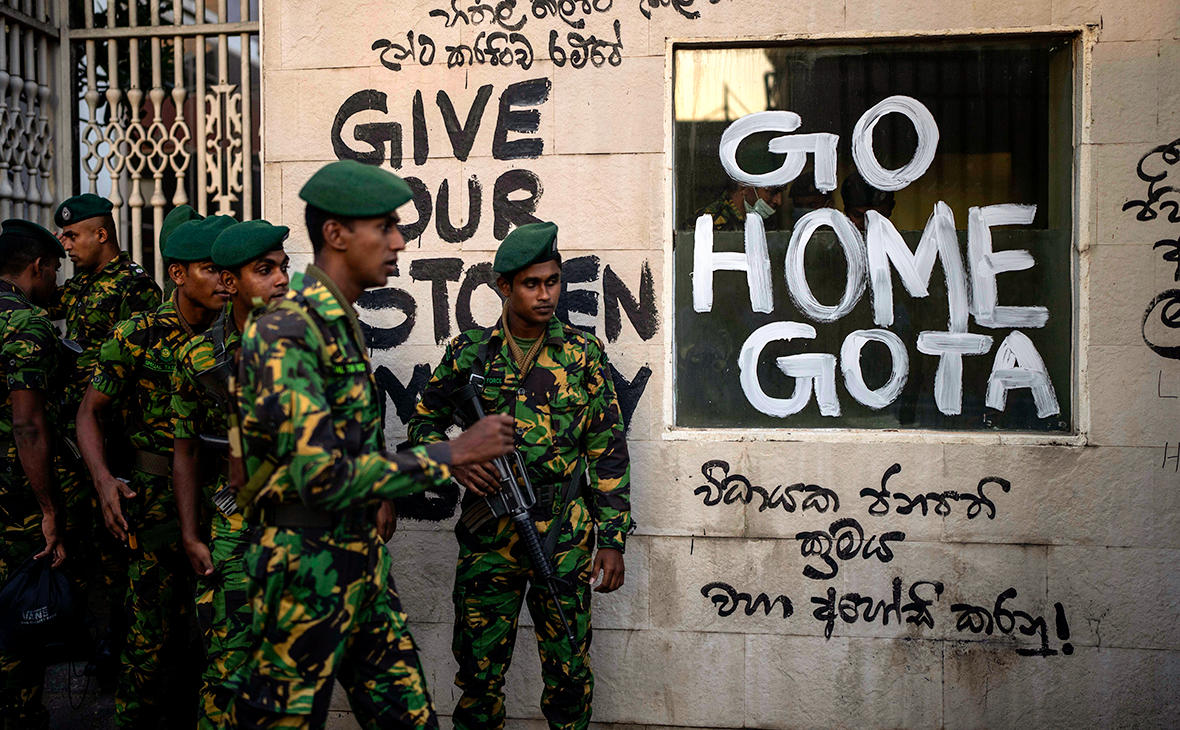 Солдаты армии Шри-Ланки патрулируют резиденцию президента