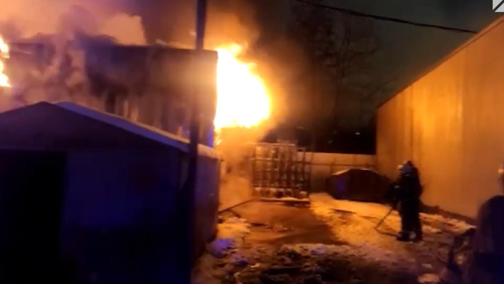 На северо-востоке Петербурга загорелись гаражи и ангар