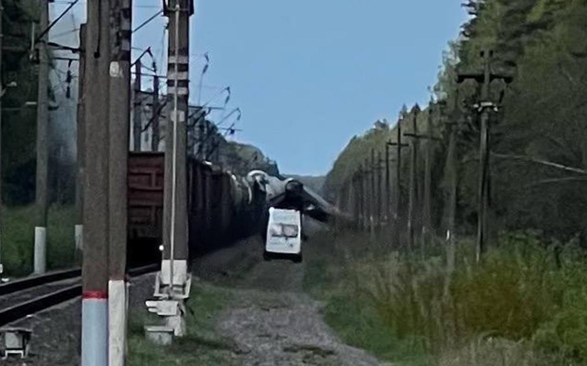 Грузовой поезд сошел с рельсов из-за подрыва в Брянской области