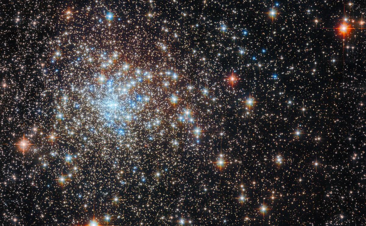 NASA показало фото шарового скопления звезд с телескопа Хаббл