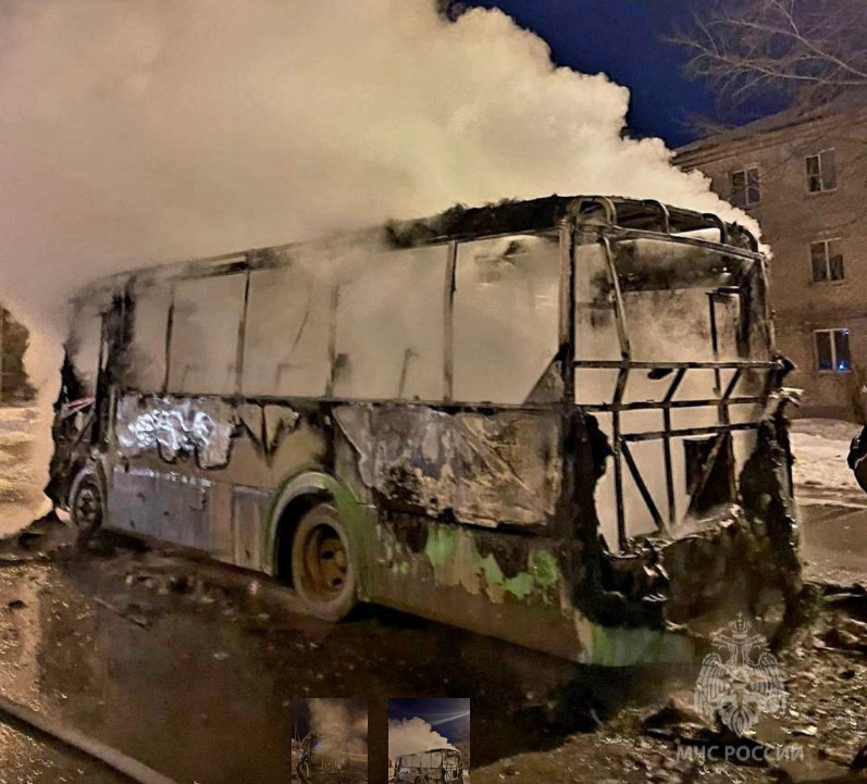 В Тюмени полностью сгорел пассажирский автобус. Фото