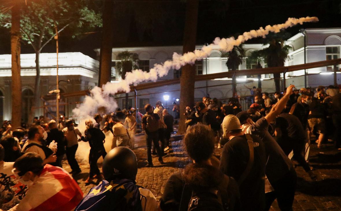 Спецназ в Тбилиси применил против протестующих водометы и газ