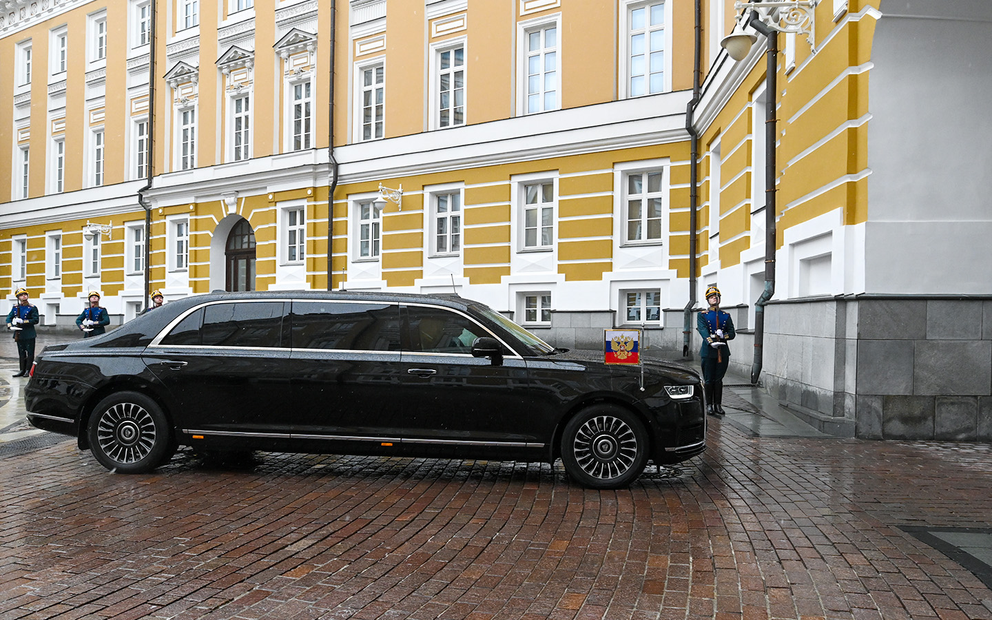 Россия. Москва. Обновленный автомобиль кортежа президента РФ Aurus Senat перед началом церемонии инаугурации, 7 мая 2024 года