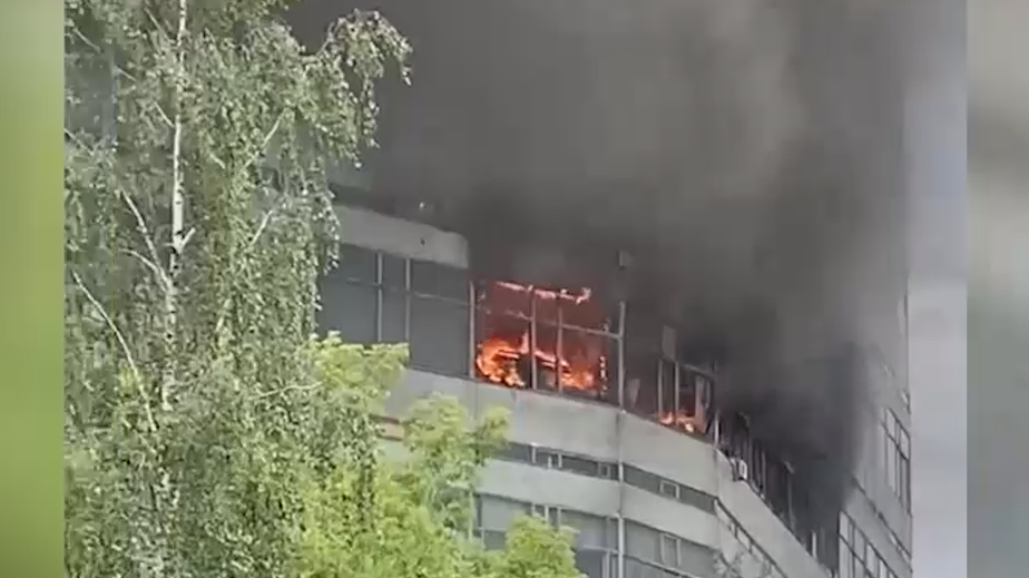 Люди выбивают окна в горящем здании НИИ во Фрязино. Видео