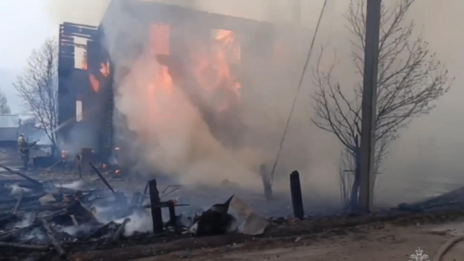 Три дома загорелись в селе в Архангельской области