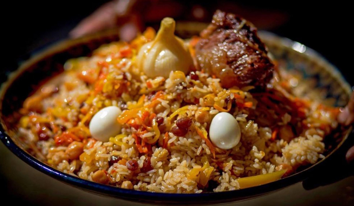 Плов в Узбекистане готовят к обеду. Любой центр плова с 12 до 13 будет битком, если вы приедете к 14, вы застанете только пустые казаны