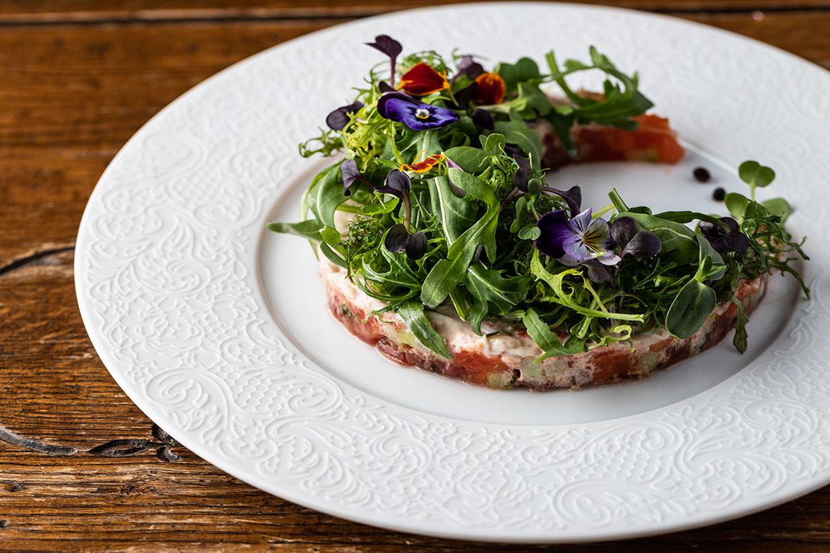 Крабъ камчатскiй, въ салатъ изрубленный, съ плодами южными