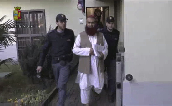 На скриншоте видео, сделанным полицией Италии, изображен арест одного из подозреваемых в связях с «Аль-Каидой»