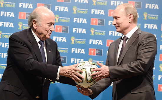 Президент Международной федерации футбола (ФИФА) Йозеф Блаттер&nbsp;и президент России Владимир Путин (слева направо). Архивное фото.