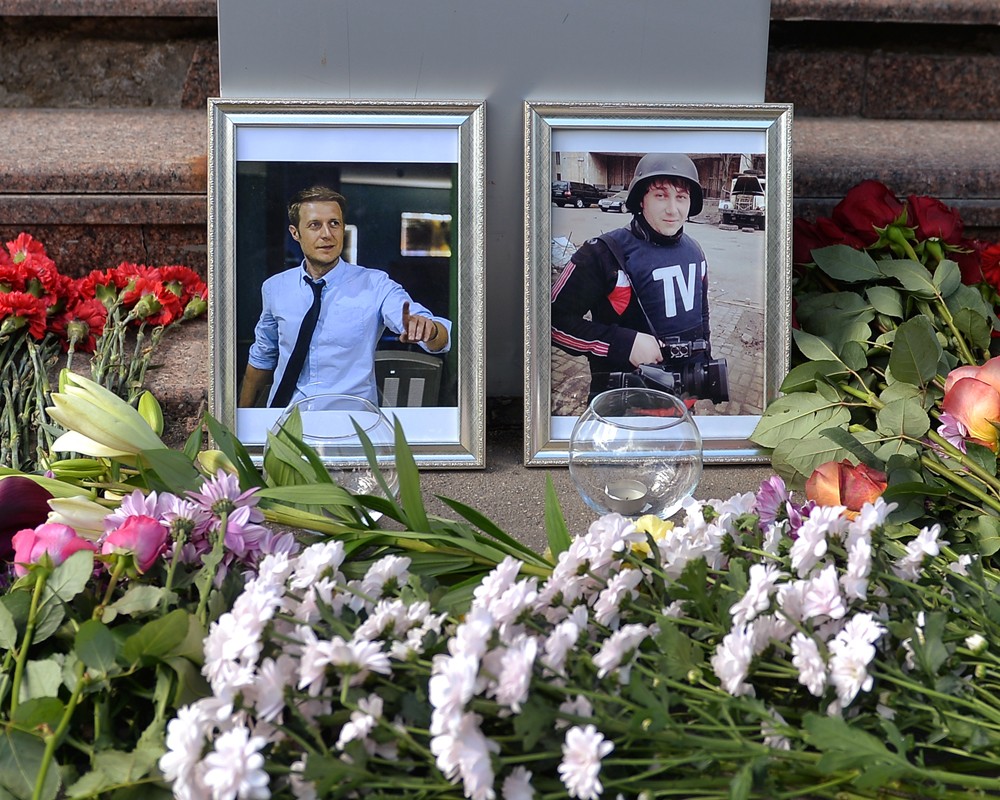 На фото погибшие журналисты Игорь Корнелюк и Антон Волошин