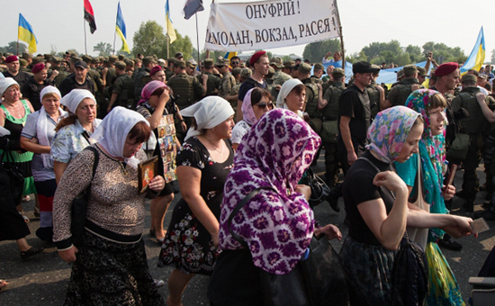 Национальная гвардия Украины и участники крестного хода в Киеве


