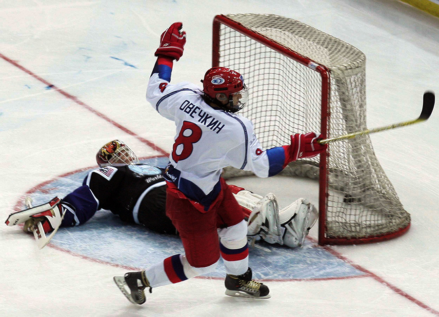 Уже в первые годы в &laquo;Динамо&raquo; Овечкин считался одним из самых перспективных хоккеистов планеты. До отъезда в НХЛ он в 2005 году стал чемпионом России и был признан одним из лучших нападающих национального чемпионата в сезоне 2003/04.
