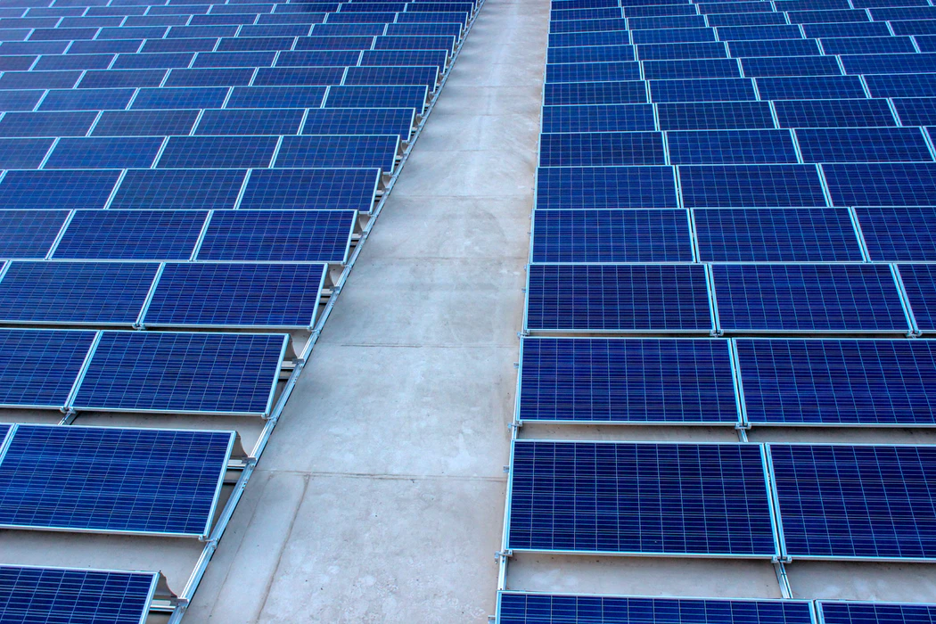 Чтобы получить нужное количество солнечного света, исследователи используют целые фермы солнечных батарей