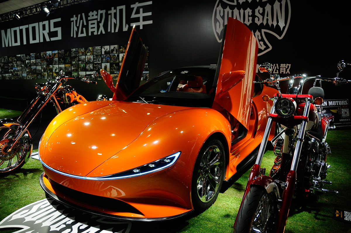 Китайский производитель мотоциклов выпустил спорткар с «ламбо-дверьми»