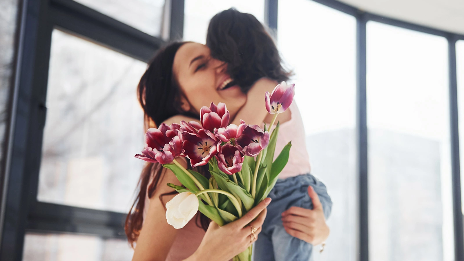 Подарки на День матери: 20 идей, что подарить маме | РБК Life