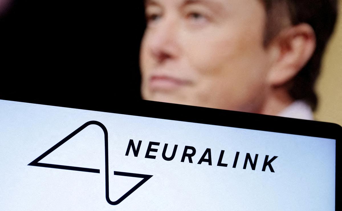 Илон Маск и логотип Neuralink