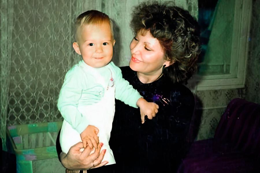 Милош Бикович в детстве с матерью