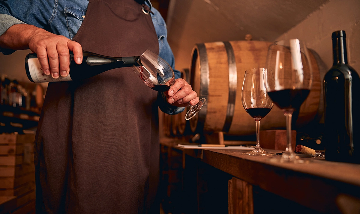 Вино стоит оставить в бокале на пару часов, чтобы понять, насколько это серьезный напиток