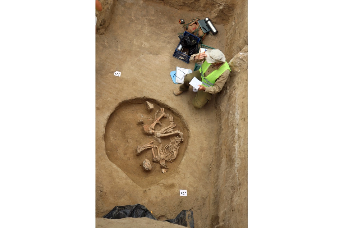 Погребение в хозяйственной яме