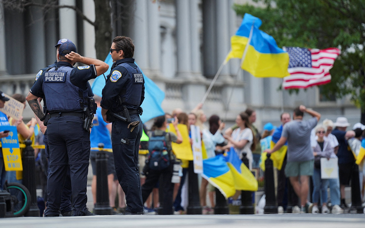 Во время переговоров около Белого дома проходила акция в поддержку Украины