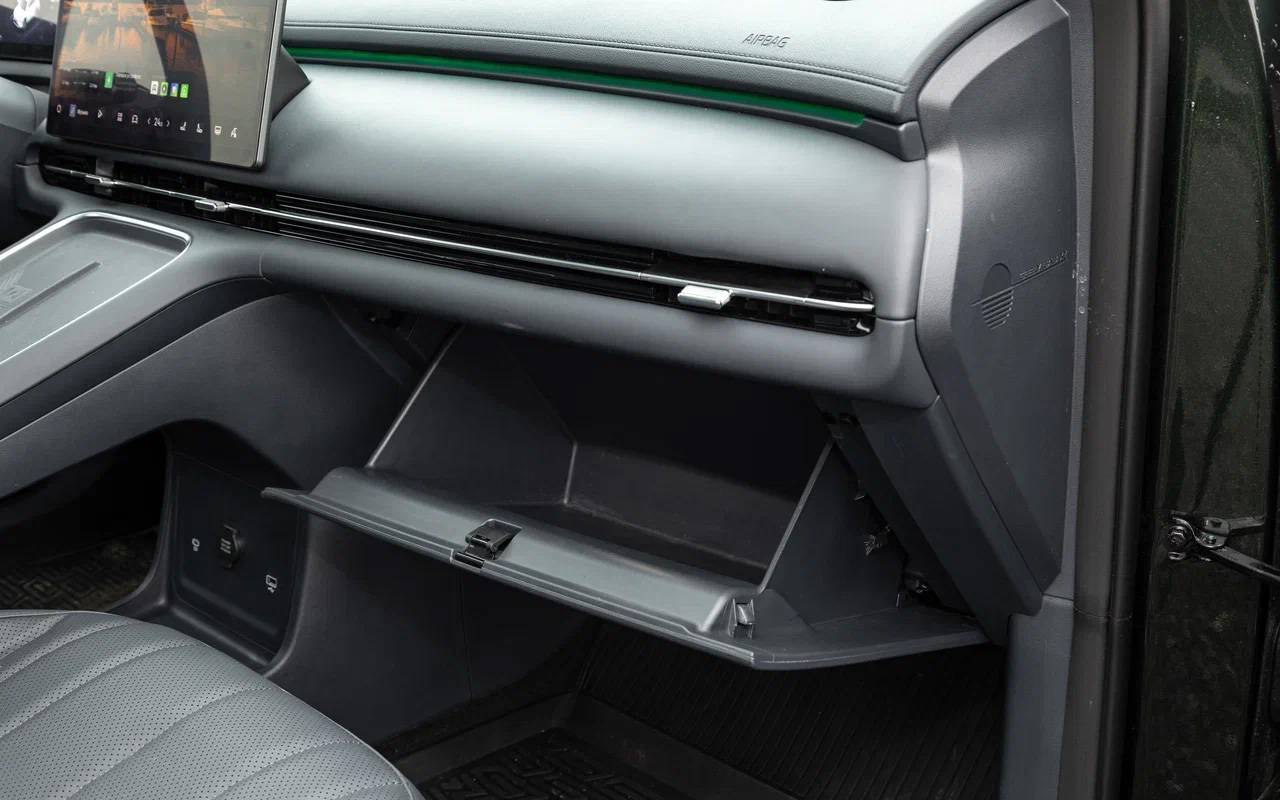 Бардачок в Geely EX5 EM-i подсвечивается только в топовом исполнении, это же касается подсветки зеркал в солнцезащитных козырьках